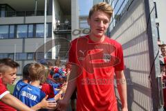 3. Fußball-Liga - Saison 2019/2020 - FC Ingolstadt 04 -  Trainingsauftakt - Die Spieler betreten das Trainingsgelände - Abklatschen mit den Fans - Foto: Meyer Jürgen