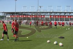 3. Fußball-Liga - Saison 2019/2020 - FC Ingolstadt 04 -  Trainingsauftakt - Die Spieler machen Übungen - Fans - Zuschauer - Foto: Meyer Jürgen