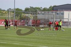 3. Fußball-Liga - Saison 2019/2020 - FC Ingolstadt 04 -  Trainingsauftakt - Die Spieler tragen ein Tor auf das Spielfeld - Foto: Meyer Jürgen