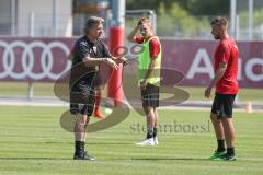 3. Fußball-Liga - Saison 2019/2020 - FC Ingolstadt 04 -  Trainingsauftakt - Cheftrainer Jeff Saibene (FCI) gibt Anweisungen an Robin Krauße (23 FCI) - Foto: Meyer Jürgen