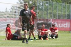 3. Fußball-Liga - Saison 2019/2020 - FC Ingolstadt 04 -  Trainingsauftakt - Cheftrainer Jeff Saibene (FCI)  beobachtet das Stretching - Foto: Meyer Jürgen