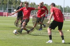 3. Fußball-Liga - Saison 2019/2020 - FC Ingolstadt 04 -  Trainingsauftakt - Die Spieler machen Übungen - Fans - Zuschauer - Foto: Meyer Jürgen