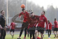 Im Bild: Carsten Rump (Co-Trainer FC Ingolstadt) mit Maximilian Wolfram (#8 FC Ingolstadt) und Marcel Gaus (#19 FC Ingolstadt)

Fussball - 3. Bundesliga - Ingolstadt - Saison 2019/2020 - Trainingsauftakt -  Foto: Ralf Lüger