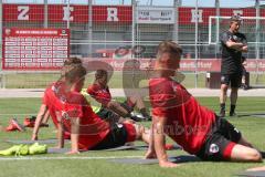 3. Fußball-Liga - Saison 2019/2020 - FC Ingolstadt 04 -  Trainingsauftakt - Cheftrainer Jeff Saibene (FCI)  beobachtet das Stretching - Foto: Meyer Jürgen