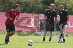 3. Fußball-Liga - Saison 2019/2020 - FC Ingolstadt 04 -  Trainingsauftakt - Cheftrainer Jeff Saibene (FCI)  spricht mit Fitnesstrainer Jörg Mikoleit (FCI)  - Foto: Meyer Jürgen