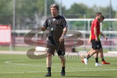 3. Fußball-Liga - Saison 2019/2020 - FC Ingolstadt 04 -  Trainingsauftakt - Cheftrainer Jeff Saibene (FCI) gibt Anweisungen - Foto: Meyer Jürgen