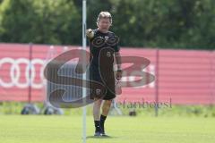 3. Fußball-Liga - Saison 2019/2020 - FC Ingolstadt 04 -  Trainingsauftakt - Cheftrainer Jeff Saibene (FCI) gibt Anweisungen - Foto: Meyer Jürgen