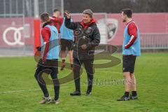 3. Liga - FC Ingolstadt 04 - Trainingsauftakt nach Winterpause - Anweisungen Cheftrainer Jeff Saibene (FCI) Peter Kurzweg (16, FCI)