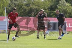 3. Fußball-Liga - Saison 2019/2020 - FC Ingolstadt 04 -  Trainingsauftakt - Cheftrainer Jeff Saibene (FCI)  spricht mit Fitnesstrainer Jörg Mikoleit (FCI)  - Foto: Meyer Jürgen