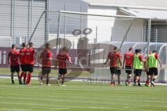 3. Fußball-Liga - Saison 2019/2020 - FC Ingolstadt 04 -  Trainingsauftakt - Die Spieler tragen das Tor vom Spielfeld - Foto: Meyer Jürgen