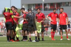 3. Fußball-Liga - Saison 2019/2020 - FC Ingolstadt 04 -  Trainingsauftakt - Cheftrainer Jeff Saibene (FCI)  verteilt die Leibchen an die Spieler - Foto: Meyer Jürgen