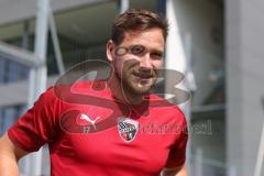 3. Fußball-Liga - Saison 2019/2020 - FC Ingolstadt 04 -  Trainingsauftakt - Michael Heinloth (17 FCI)  betritt das Trainingsgelände - Foto: Meyer Jürgen