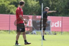 3. Fußball-Liga - Saison 2019/2020 - FC Ingolstadt 04 -  Trainingsauftakt - Cheftrainer Jeff Saibene (FCI) gibt Anweisungen - Foto: Meyer Jürgen