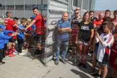 3. Fußball-Liga - Saison 2019/2020 - FC Ingolstadt 04 -  Trainingsauftakt - Die Spieler betreten das Trainingsgelände - Abklatschen mit den Fans - Foto: Meyer Jürgen