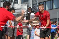 3. Fußball-Liga - Saison 2019/2020 - FC Ingolstadt 04 -  Trainingsauftakt - Die Spieler betreten das Trainingsgelände - Abklatschen mit Fans - Foto: Meyer Jürgen