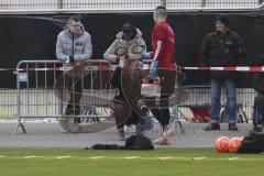 Im Bild: Fabijan Buntic (#24 FC Ingolstadt) begrüßt den Fotografen Stefan Bösl

Fussball - 3. Bundesliga - Ingolstadt - Saison 2019/2020 - Trainingsauftakt -  Foto: Ralf Lüger