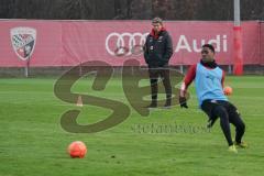 3. Liga - FC Ingolstadt 04 - Trainingsauftakt nach Winterpause - Cheftrainer Jeff Saibene (FCI) mit Pfeife, vorne Frederic Ananou (2, FCI)