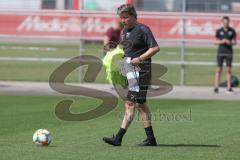 3. Fußball-Liga - Saison 2019/2020 - FC Ingolstadt 04 -  Trainingsauftakt - Cheftrainer Jeff Saibene (FCI)  mit Leibchen in der Hand - Foto: Meyer Jürgen