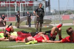 3. Fußball-Liga - Saison 2019/2020 - FC Ingolstadt 04 -  Trainingsauftakt - Cheftrainer Jeff Saibene (FCI)  beobachtet das Stretching - Foto: Meyer Jürgen