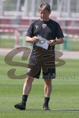 3. Fußball-Liga - Saison 2019/2020 - FC Ingolstadt 04 -  Trainingsauftakt - Cheftrainer Jeff Saibene (FCI)  mit einem Zettel in der Hand - Foto: Meyer Jürgen