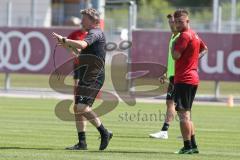 3. Fußball-Liga - Saison 2019/2020 - FC Ingolstadt 04 -  Trainingsauftakt - Cheftrainer Jeff Saibene (FCI) gibt Anweisungen - Foto: Meyer Jürgen