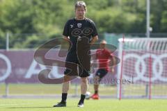 3. Fußball-Liga - Saison 2019/2020 - FC Ingolstadt 04 -  Trainingsauftakt - Cheftrainer Jeff Saibene (FCI) gibt Anweisungen - Foto: Meyer Jürgen