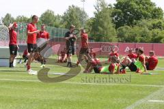 3. Fußball-Liga - Saison 2019/2020 - FC Ingolstadt 04 -  Trainingsauftakt - Cheftrainer Jeff Saibene (FCI)  beobachtet das Stretching - Foto: Meyer Jürgen