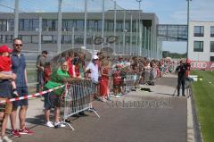 3. Fußball-Liga - Saison 2019/2020 - FC Ingolstadt 04 -  Trainingsauftakt - Fans als Zuschauer beim ersten Training - Foto: Meyer Jürgen