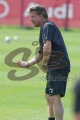 3. Fußball-Liga - Saison 2019/2020 - FC Ingolstadt 04 -  Trainingsauftakt - Cheftrainer Jeff Saibene (FCI) gibt Anweisungen - Foto: Meyer Jürgen