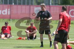 3. Fußball-Liga - Saison 2019/2020 - FC Ingolstadt 04 -  Trainingsauftakt - Cheftrainer Jeff Saibene (FCI)  beobachtet das Stretching - Foto: Meyer Jürgen