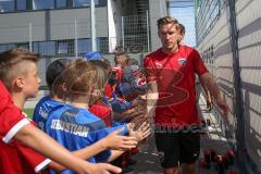 3. Fußball-Liga - Saison 2019/2020 - FC Ingolstadt 04 -  Trainingsauftakt - Konstantin Kerschbaumer (7 FCI) betritt das Trainingsgelände - Abklatschen mit den Fans - Foto: Meyer Jürgen