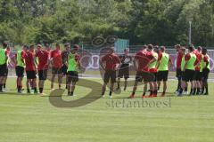 3. Fußball-Liga - Saison 2019/2020 - FC Ingolstadt 04 -  Trainingsauftakt - Cheftrainer Jeff Saibene (FCI)  mit einem Zettel in der Hand - Die Spieler bilden einen Kreis - Foto: Meyer Jürgen