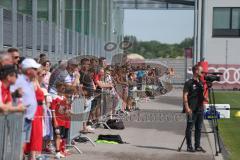 3. Fußball-Liga - Saison 2019/2020 - FC Ingolstadt 04 -  Trainingsauftakt - Fans als Zuschauer beim ersten Training - Foto: Meyer Jürgen