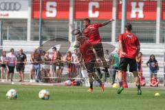 3. Fußball-Liga - Saison 2019/2020 - FC Ingolstadt 04 -  Trainingsauftakt - Die Spieler machen Übungen - Fans - Zuschauer - Foto: Meyer Jürgen