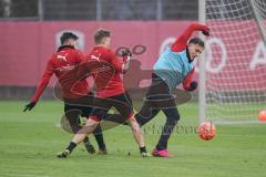 3. Liga - FC Ingolstadt 04 - Trainingsauftakt nach Winterpause - Georgius Pintidis (6, FCI) Gabriel Weiß (32, FC) Dennis Eckert Ayensa (7, FCI) Zweikampf