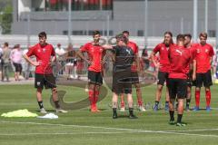 3. Fußball-Liga - Saison 2019/2020 - FC Ingolstadt 04 -  Trainingsauftakt - Die Spieler bilden einen Kreis - Cheftrainer Jeff Saibene (FCI)  gibt Anweisungen - Foto: Meyer Jürgen