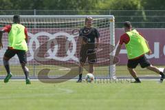 3. Fußball-Liga - Saison 2019/2020 - FC Ingolstadt 04 -  Trainingsauftakt - Cheftrainer Jeff Saibene (FCI) gibt Anweisungen - Foto: Meyer Jürgen