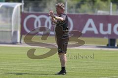 3. Fußball-Liga - Saison 2019/2020 - FC Ingolstadt 04 -  Trainingsauftakt - Cheftrainer Jeff Saibene (FCI) gibt Anweisungen - Foto: Meyer Jürgen