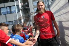 3. Fußball-Liga - Saison 2019/2020 - FC Ingolstadt 04 -  Trainingsauftakt - Björn Paulsen (4 FCI)  betritt das Trainingsgelände - Abklatschen mit den Fans - Foto: Meyer Jürgen