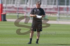 3. Fußball-Liga - Saison 2019/2020 - FC Ingolstadt 04 -  Trainingsauftakt - Cheftrainer Jeff Saibene (FCI)  mit einem Zettel in der Hand - Foto: Meyer Jürgen