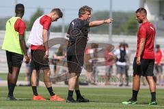 3. Fußball-Liga - Saison 2019/2020 - FC Ingolstadt 04 -  Trainingsauftakt - Cheftrainer Jeff Saibene (FCI)  gibt Anweisungen an Robin Krauße (23 FCI)  - Foto: Meyer Jürgen