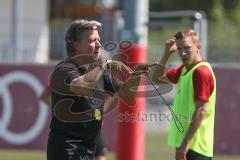 3. Fußball-Liga - Saison 2019/2020 - FC Ingolstadt 04 -  Trainingsauftakt - Cheftrainer Jeff Saibene (FCI) gibt Anweisungen - Foto: Meyer Jürgen