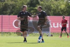 3. Fußball-Liga - Saison 2019/2020 - FC Ingolstadt 04 -  Trainingsauftakt - Cheftrainer Jeff Saibene (FCI)  spricht mit Fitnesstrainer Jörg Mikoleit (FCI)  - Foto: Meyer Jürgen