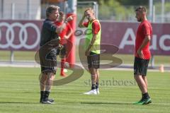 3. Fußball-Liga - Saison 2019/2020 - FC Ingolstadt 04 -  Trainingsauftakt - Cheftrainer Jeff Saibene (FCI) gibt Anweisungen an Robin Krauße (23 FCI) - Foto: Meyer Jürgen