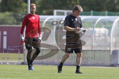 3. Fußball-Liga - Saison 2019/2020 - FC Ingolstadt 04 -  Trainingsauftakt - Cheftrainer Jeff Saibene (FCI)  mit einem Zettel in der Hand - Foto: Meyer Jürgen