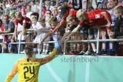 Im Bild: Fabijan Buntic (#24 FC Ingolstadt) bedankt sich bei den Fans für die Untersützung

Fussball - DFB Pokal - Ingolstadt - Saison 2019/2020 - FC Ingolstadt 04 - 1. FC Nürnberg- 09.08.2019 -  Foto: Ralf Lüger/rsp-sport.de