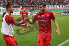 DFB Pokal - Fußball - FC Ingolstadt 04 - 1. FC Nürnberg - Robin Krauße (23, FCI) Thomas Keller (27, FCI) geben sich die Hand vor dem Spiel