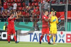 DFB Pokal - Fußball - FC Ingolstadt 04 - 1. FC Nürnberg - Spiel ist aus, 0:1, Enttäuschung hängende Köpfe, Robin Krauße (23, FCI) Stefan Kutschke (30, FCI) Torwart Fabijan Buntic (24, FCI) bedanken sich bei den Fans