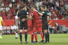 Im Bild: Stefan Kutschke (#30 FC Ingolstadt) im Gespräch mit dem Schiedsrichter

Fussball - DFB Pokal - Ingolstadt - Saison 2019/2020 - FC Ingolstadt 04 - 1. FC Nürnberg- 09.08.2019 -  Foto: Ralf Lüger/rsp-sport.de