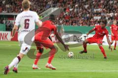 DFB Pokal - Fußball - FC Ingolstadt 04 - 1. FC Nürnberg - rechts Caniggia Ginola Elva (14, FCI) zu Agyemang Diawusie (11, FCI) Handwerker Tim (1. FCN, 6)